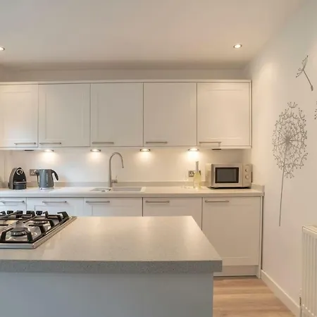 Contemporary 3 Bedroom - Close To Central - Parking *