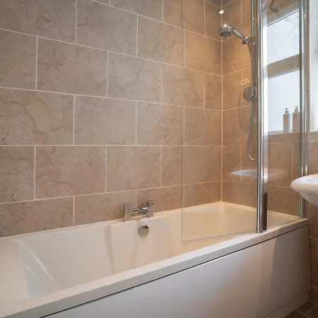 Contemporary 3 Bedroom - Close To Central - Parking Vakantiehuis