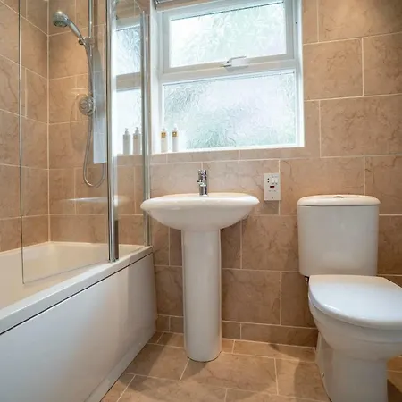 Contemporary 3 Bedroom - Close To Central - Parking Vakantiehuis