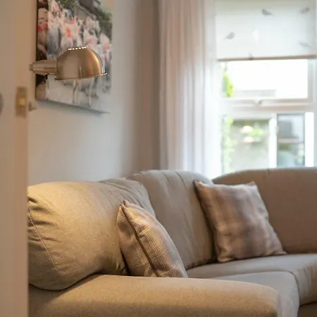 Contemporary 3 Bedroom - Close To Central - Parking 펜션 *