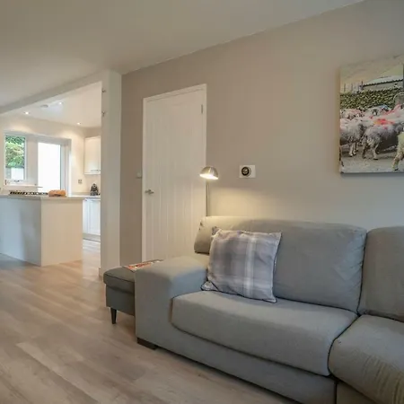Contemporary 3 Bedroom - Close To Central - Parking 펜션