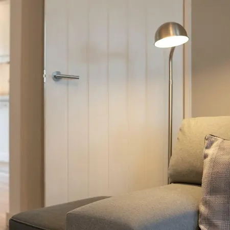 Contemporary 3 Bedroom - Close To Central - Parking *