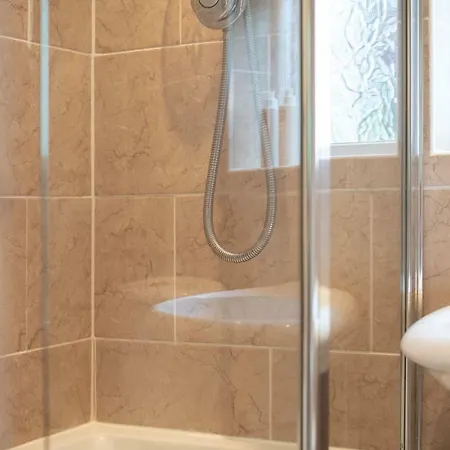 Contemporary 3 Bedroom - Close To Central - Parking