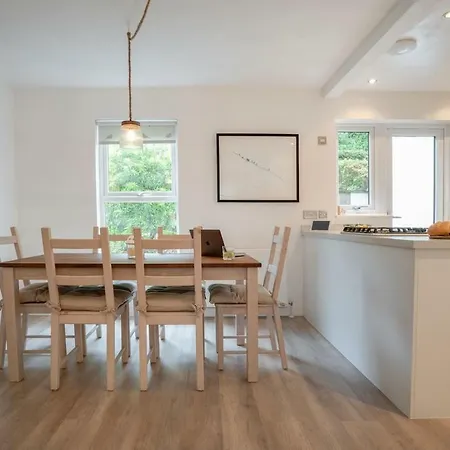 Contemporary 3 Bedroom - Close To Central - Parking * Ambleside