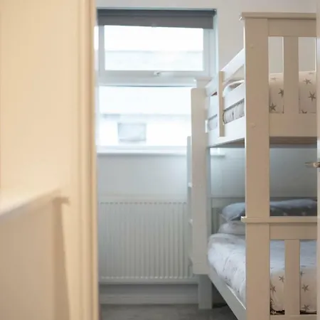 Contemporary 3 Bedroom - Close To Central - Parking *